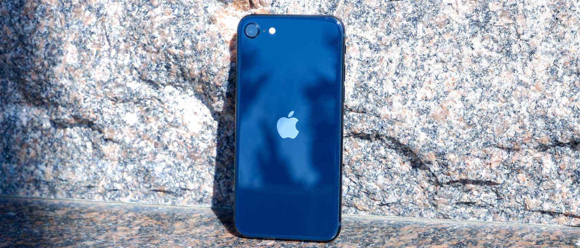 iPhone SE 2022 arrière du téléphone contre la pierre