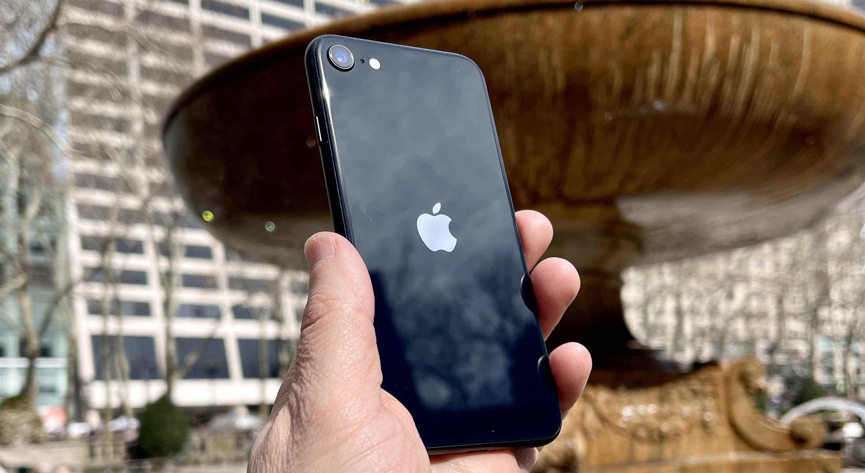 iPhone SE 2022 devant la fontaine