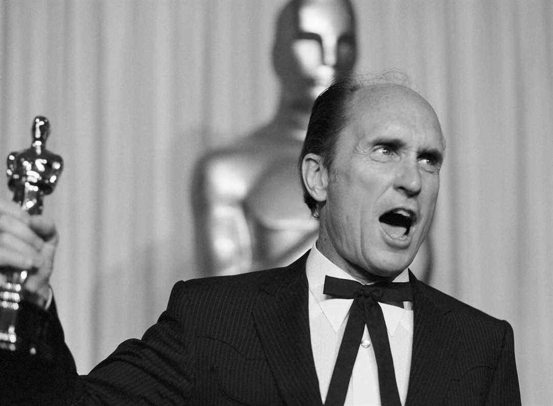 LOS ANGELES, CALIFORNIE - 09 AVRIL : le gagnant Robert Duvall dans les coulisses du 56e spectacle annuel des Oscars, le 9 avril 1984 à Los Angeles, Californie.  (Photo par Getty Images/Bob Riha, Jr.)