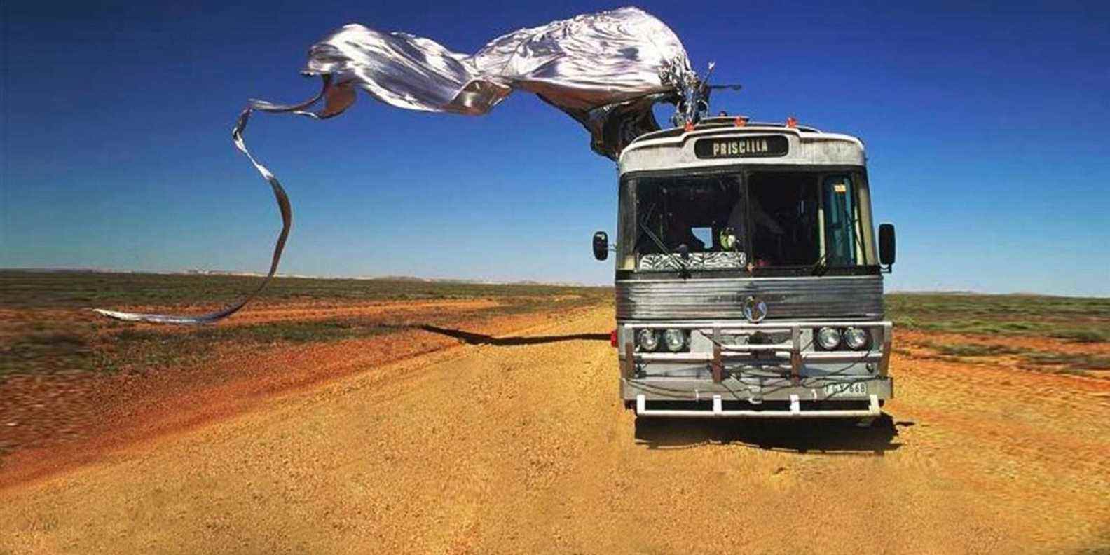 Les aventures de Priscilla, reine du bus photo promotionnelle du désert dans le désert avec une bannière argentée sur le dessus