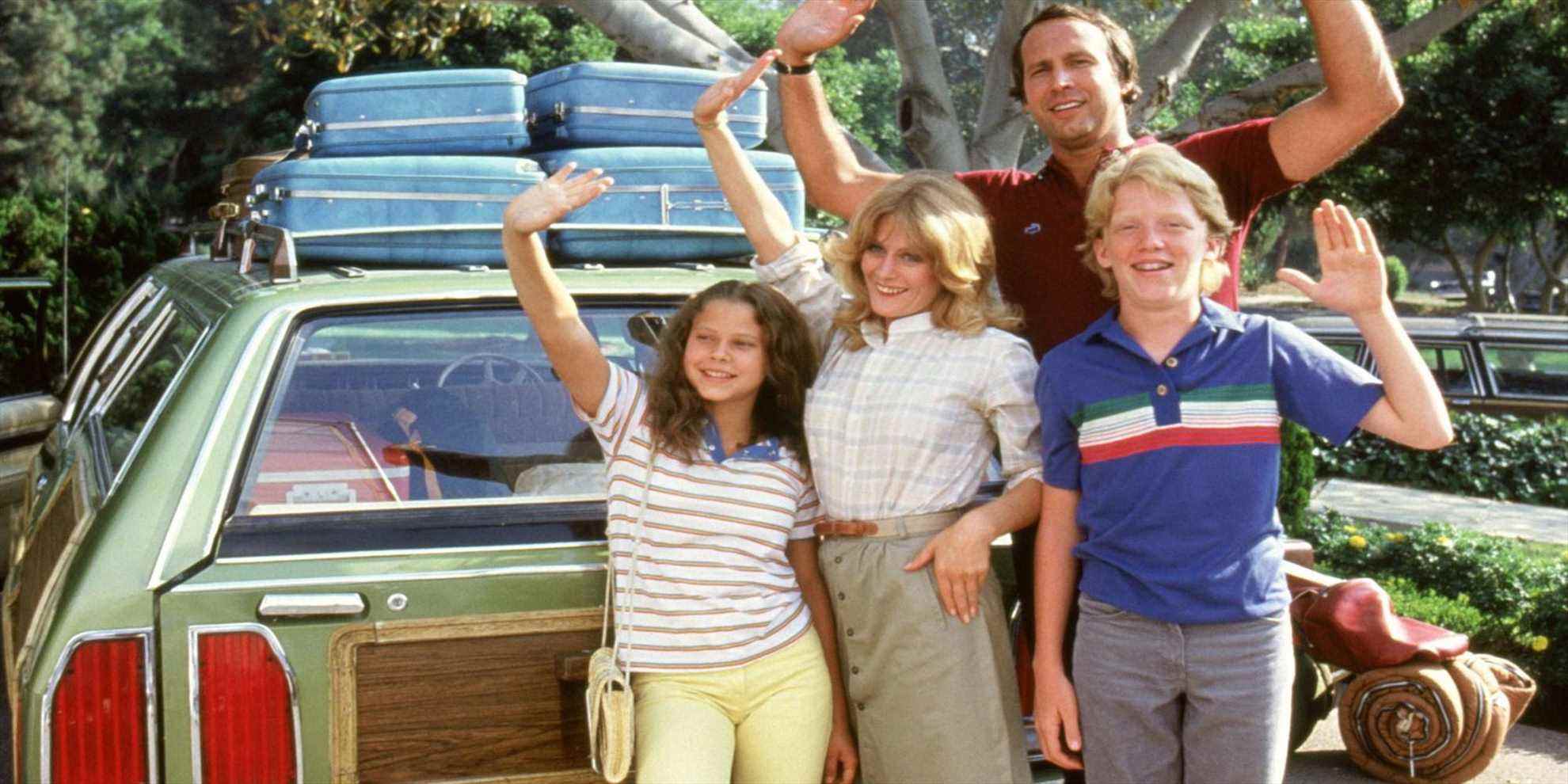 La famille National Lampoon's Vacation saluant devant le Family Roadster