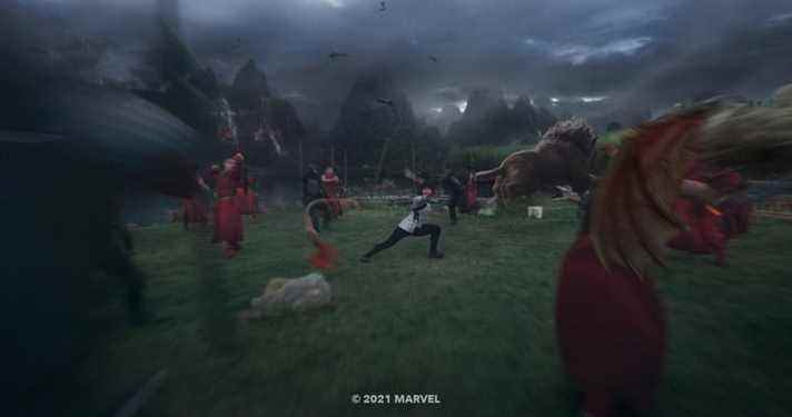 Une scène de combat dans le village de Ta Lo de Shang-Chi et la Légende des Dix Anneaux.