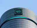Le nouveau logo GM est visible sur la façade du siège social de General Motors à Detroit.