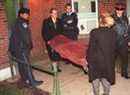 Le corps de l'une des deux femmes tuées par balles à Regent Park est emporté le 5 janvier 1997.