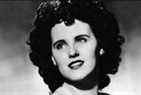 Portrait en studio de l'aspirante actrice américaine et victime de meurtre Elizabeth Short (1924 - 1947), années 1940.  Short est devenue connue sous le nom de Black Dahlia après que son corps a été découvert dans un terrain vague à Hollywood, en Californie, son cadavre nu et coupé en deux.  Le meurtre reste toujours non élucidé. 