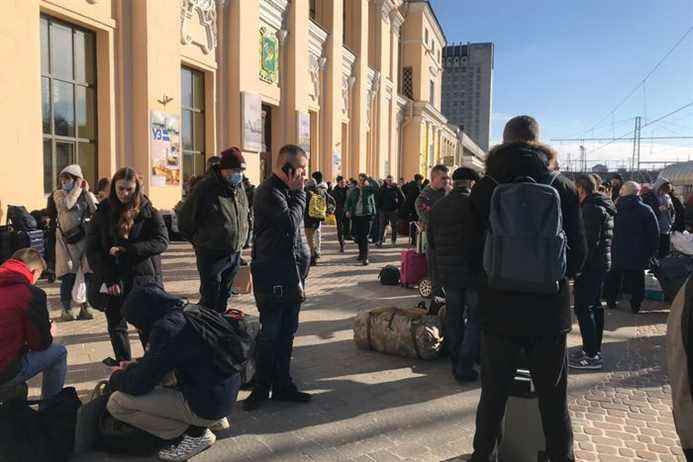 Les gens attendent des trains à Kharkiv.