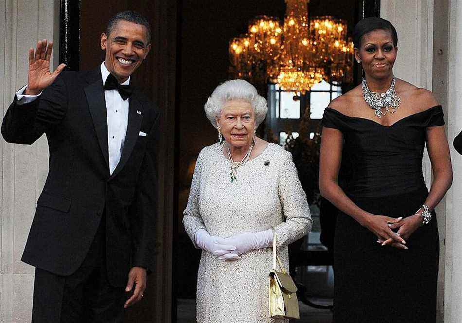 La reine portait auparavant les bijoux en mai 2011 lors d'un événement avec le président américain de l'époque, Barack Obama, et la première dame Michelle Obama.  (BIJOU SAMAD/AFP via Getty Images)