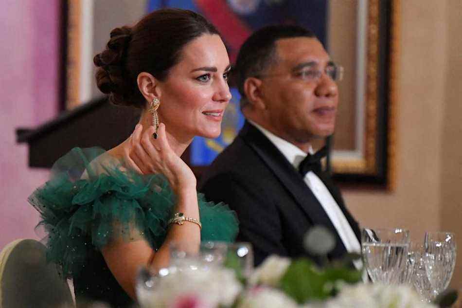 La duchesse de Cambridge photographiée avec le premier ministre de la Jamaïque, Andrew Holness, lors d'un dîner organisé par le gouverneur général de la Jamaïque.  (Getty Images)