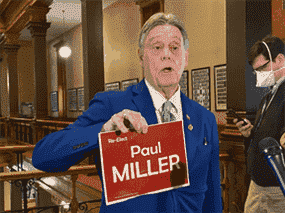 Paul Miller, ancien député néo-démocrate de l'Ontario, montre son panneau de campagne indépendant à Queen's Park à Toronto le 23 mars 2022. Miller dit qu'il a été expulsé du caucus pour un message sur Facebook qu'il prétend ne pas avoir écrit.