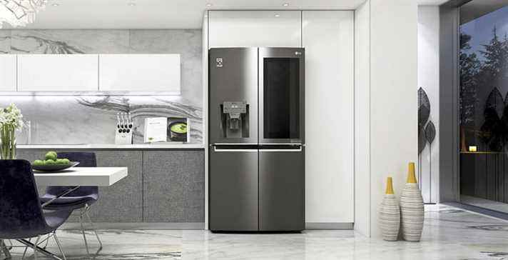 Le réfrigérateur LG Instaview dans une cuisine haut de gamme blanche et grise.
