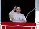 Le pape François dirige la prière de l'Angélus depuis une fenêtre du Palais apostolique sur la place Saint-Pierre, au Vatican, le 6 mars 2022. Vatican Media/Handout via REUTERS