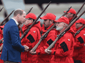 Le prince William s'entretient avec des Rangers canadiens et des Rangers juniors portant des fusils Lee-Enfield à Whitehorse, en 2016.