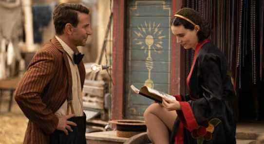 Stan (Bradley Cooper) talks to Molly (Rooney Mara) at her tent in Nightmare Alley