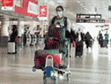 Passagers au niveau des départs presque vide de l'aéroport international Trudeau de Montréal le 17 décembre 2021.