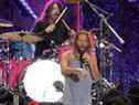 Photo prise le 18 mars 2022 du batteur des Foo Fighters Taylor Hawkins et du chanteur Dave Grohl sur scène, au festival de musique Lollapalooza 2022 à Santiago. 