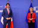 Le premier ministre Justin Trudeau et la présidente de la Commission européenne Ursula von der Leyen posent devant une réunion après une réunion au siège de l'UE à Bruxelles, le 23 mars 2022. 
