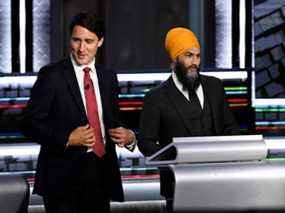 Le chef libéral Justin Trudeau et le chef du NPD Jagmeet Singh participent au débat en anglais des élections fédérales à Gatineau, le 9 septembre 2021.