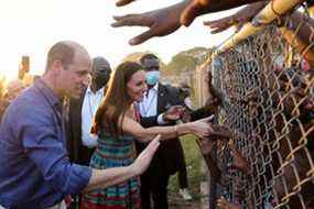 Le prince William et Catherine, duchesse de Cambridge, serrent la main d'enfants lors d'une visite à Trench Town, le berceau de la musique reggae, le quatrième jour du Platinum Jubilee Royal Tour of the Caribbean à Kingston, en Jamaïque, le 22 mars 2022.