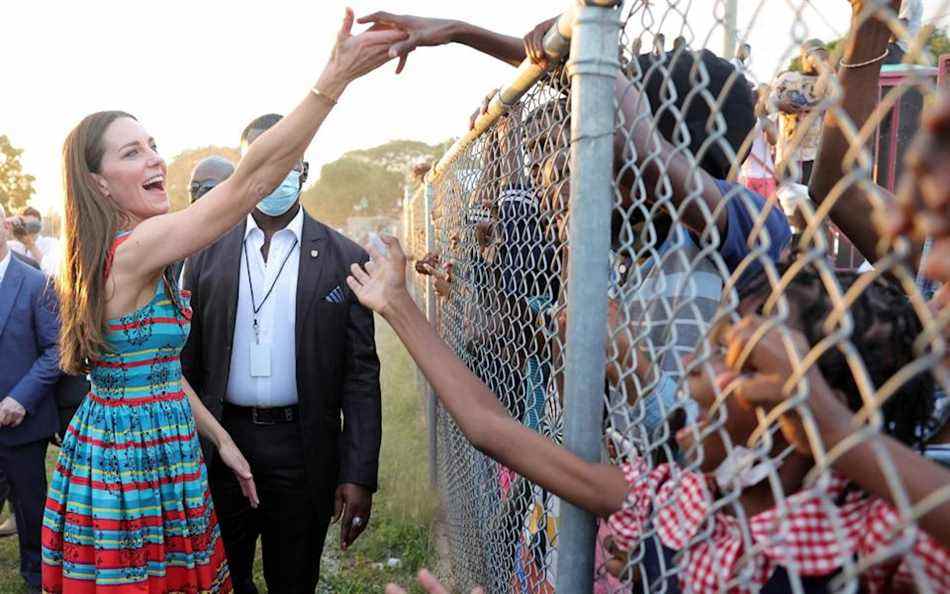 Des images comme celles-ci, de la duchesse de Cambridge saluant des gens en Jamaïque, ont été critiquées – Chris Jackson/Reuters