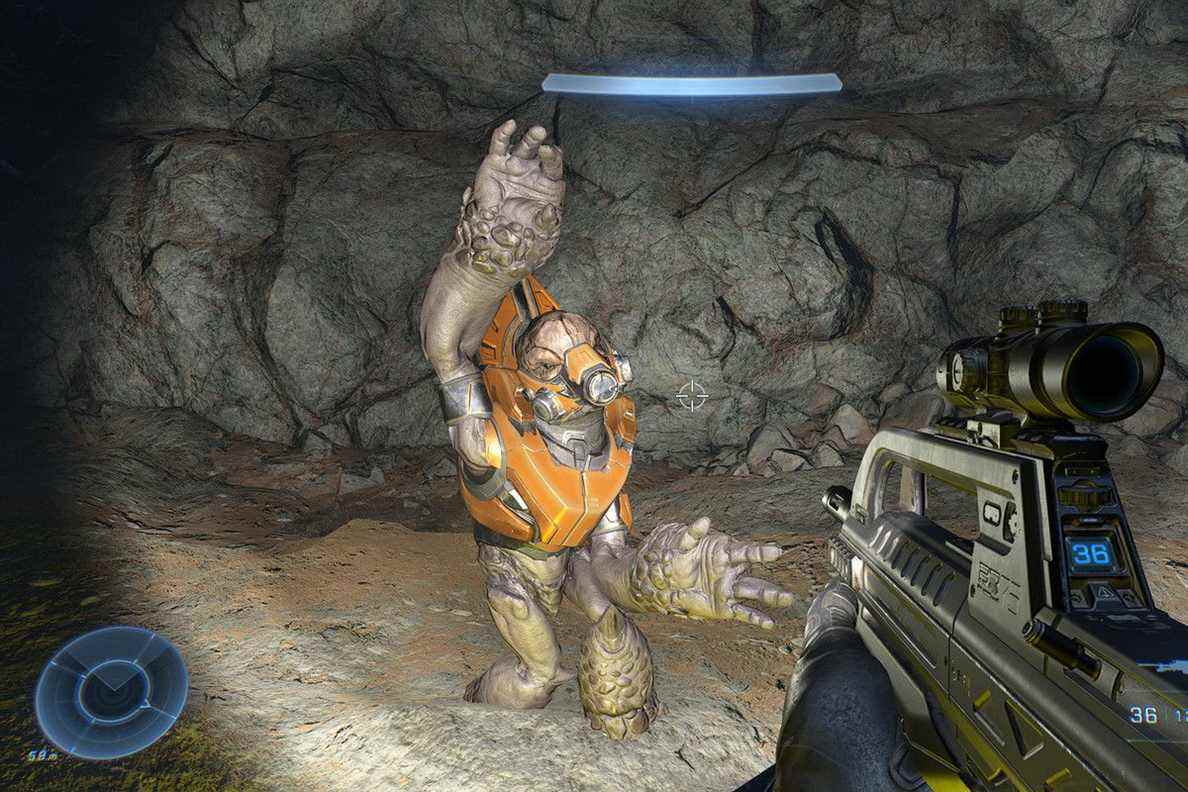 Un grognement se rend dans une grotte dans Halo Infinite