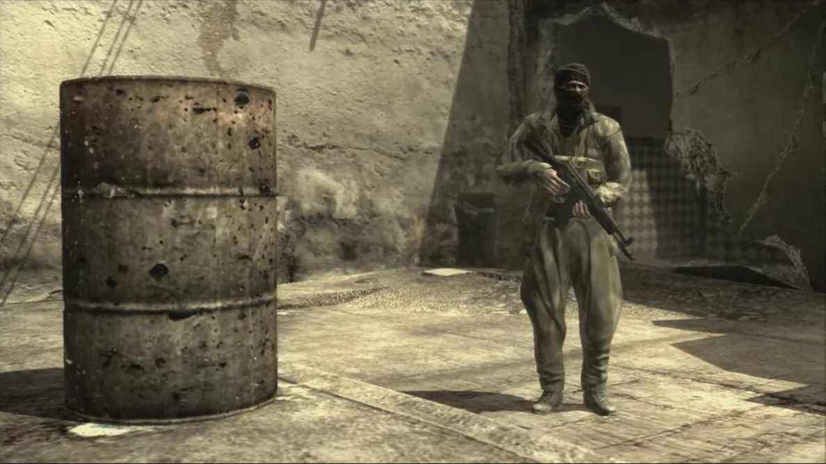 Johnny Sasaki fait ses affaires à l'intérieur d'un fût de carburant dans Metal Gear Solid 4: Guns of the Patriots