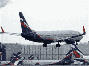 Un avion d'Aeroflot atterrit à l'aéroport international Sheremetyevo de Moscou, le 12 mars 2022.