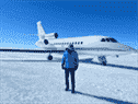 Le milliardaire russe Vasily Shakhnovsky pose devant l'avion Dassault Falcon 900 retenu au Canada cette semaine, lors d'un précédent voyage en Antarctique.