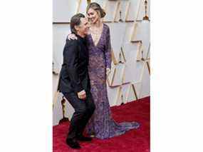 Josh Brolin et sa femme Kathryn Boyd Brolin posent sur le tapis rouge lors des arrivées des Oscars à la 94e cérémonie des Oscars à Hollywood, Los Angeles, Californie, le 27 mars 2022.