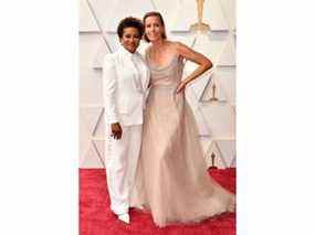 Wanda Sykes et sa femme Alex Sykes assistent à la 94e cérémonie des Oscars au Dolby Theatre à Hollywood, Californie, le 27 mars 2022.