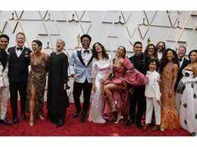 Le casting d'Encanto pose sur le tapis rouge lors des arrivées des Oscars à la 94e cérémonie des Oscars à Hollywood, Los Angeles, Californie, le 27 mars 2022.