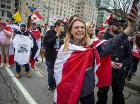Des manifestants étaient sortis pour soutenir le convoi qui traversait le centre-ville d'Ottawa samedi.