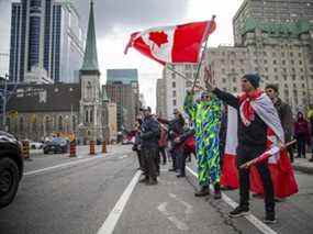 Un groupe de manifestants était sorti pour soutenir un convoi de passage d'automobilistes anti-mandat qui a traversé le centre-ville d'Ottawa samedi.