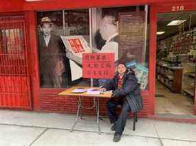 Peter Lau, 77 ans, recueille des signatures pour une pétition contre le vandalisme et les graffitis dans Chinatown.