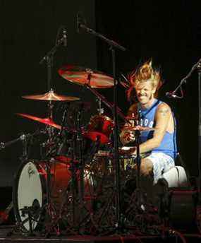 Le batteur des Foo Fighters Taylor Hawkins vu jouer Learning to Fly lors de leur première de deux soirées à l'amphithéâtre Molson de Toronto le 8 juillet 2015. (Jack Boland/Toronto Sun)
