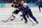 Nick Abruzzese, de l'équipe américaine, a vaincu l'Allemand Konrad Abeltshauser lors du tournoi olympique de hockey masculin à Pékin le mois dernier. 
