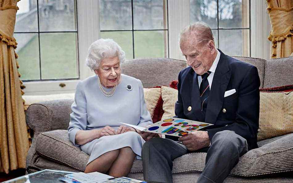 La reine et le duc d'Édimbourg regardent leur carte d'anniversaire de mariage faite maison, offerte par leurs arrière-petits-enfants, avant leur 73e anniversaire de mariage