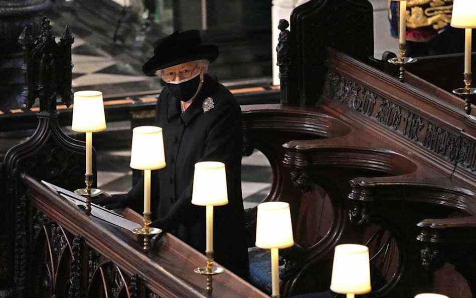 La reine s'est assise seule aux funérailles de son mari au milieu des règles de Covid - WPA Pool 