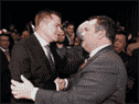 Jason Kenney, à droite, serre la main de son rival Brian Jean après l'annonce de l'élection de Kenney à la tête du Parti conservateur uni le 28 octobre 2017.