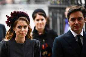 La princesse Beatrice d'York (L) et son mari Edoardo Mapelli Mozzi, ainsi que sa sœur Eugénie, arrivent pour assister à un service d'action de grâces pour le prince Philip, duc d'Édimbourg, à l'abbaye de Westminster, dans le centre de Londres, le 29 mars 2022. (DANIEL LEAL /AFP via Getty Images)