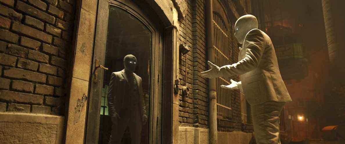 Oscar Isaac, vêtu d'un costume blanc pur et d'un capuchon en tant que M. Knight, se dispute avec son reflet dans Moon Knight.