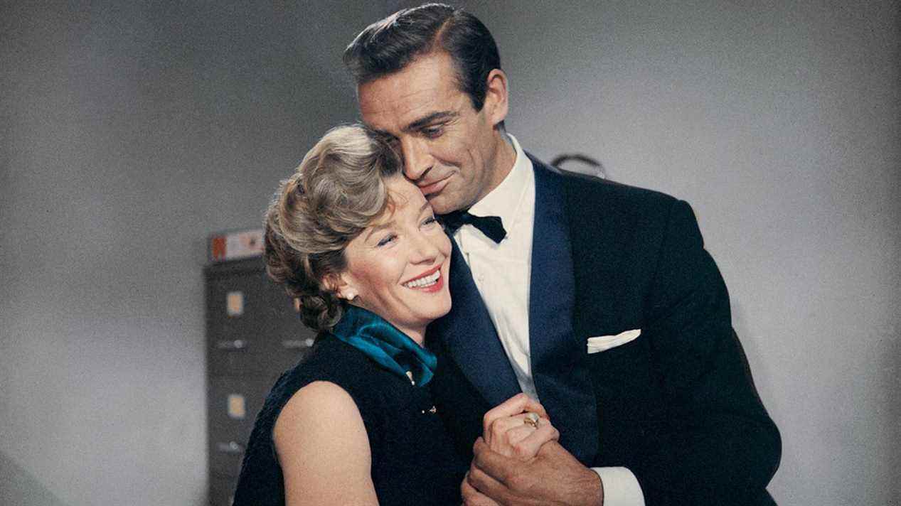 Lois Maxwell et Sean Connery partagent un câlin au bureau de Dr. No.