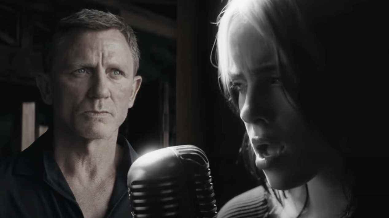 Daniel Craig se renfrogne tandis que Billie Eilish chante dans le clip No Time To Die.