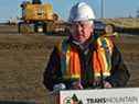 Ian Anderson, président et chef de la direction de Trans Mountain, prend la parole lors d'un événement près d'Edmonton.