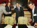Le Premier ministre britannique Tony Blair se tient à l'écart alors que le président russe Valadimir Poutine serre la main de Mikhail Fridman, président du groupe Alfa, tandis que Lord Browne, à droite, PDG de BP, range après avoir signé un accord commercial conjoint en juin 2003 lors d'une réunion Russie-Royaume-Uni sommet de l'énergie à Londres.