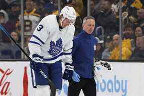 Justin Holl des Maple Leafs est mené hors de la glace par un entraîneur après avoir été coupé au cours de la deuxième période contre les Bruins de Boston au TD Garden.  WINSLOW TOWNSON/USA AUJOURD'HUI SPORTS