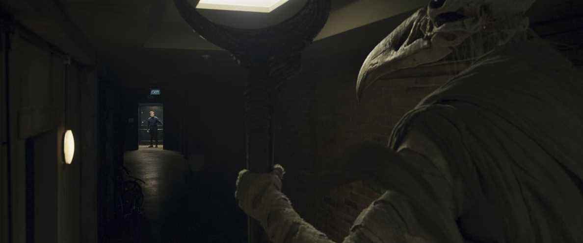 Khonshu se tient au bout d'un couloir, regardant Steven Grant de loin dans Moon Knight de Marvel Studios.