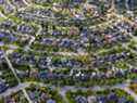 Les maisons résidentielles se trouvent sur cette photographie aérienne prise au-dessus de Burnaby, en Colombie-Britannique, au Canada, le lundi 3 juin 2019. La Société canadienne d'hypothèques et de logement devrait publier les chiffres des mises en chantier le 10 juin. Photographe : SeongJoon Cho/Bloomberg ORG XMIT : 775354098