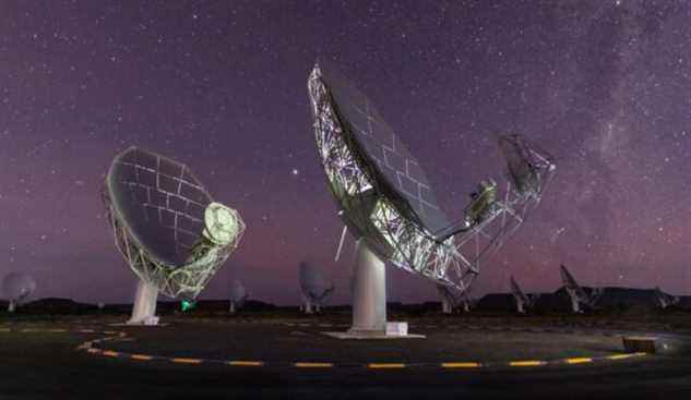 Quinze des 64 paraboles du radiotélescope MeerKAT sous un ciel rempli d'étoiles dans le Karoo, en Afrique du Sud. 