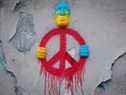 Une installation du street artiste Gregos à Paris représentant un visage aux couleurs de l'Ukraine tenant dans ses mains un symbole de paix alors que le monde réagit à l'invasion russe.