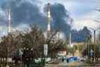   De la fumée s'élève d'une centrale électrique après un bombardement à l'extérieur de la ville de Schastia, près de la ville de Lugansk, dans l'est de l'Ukraine, le 22 février 2022. (Photo par ARIS MESSINIS/AFP via Getty Images)